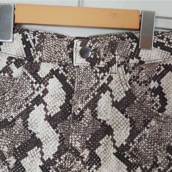 H&M high waist snakeskin pattern shorts 4 - Picture 4 of 11